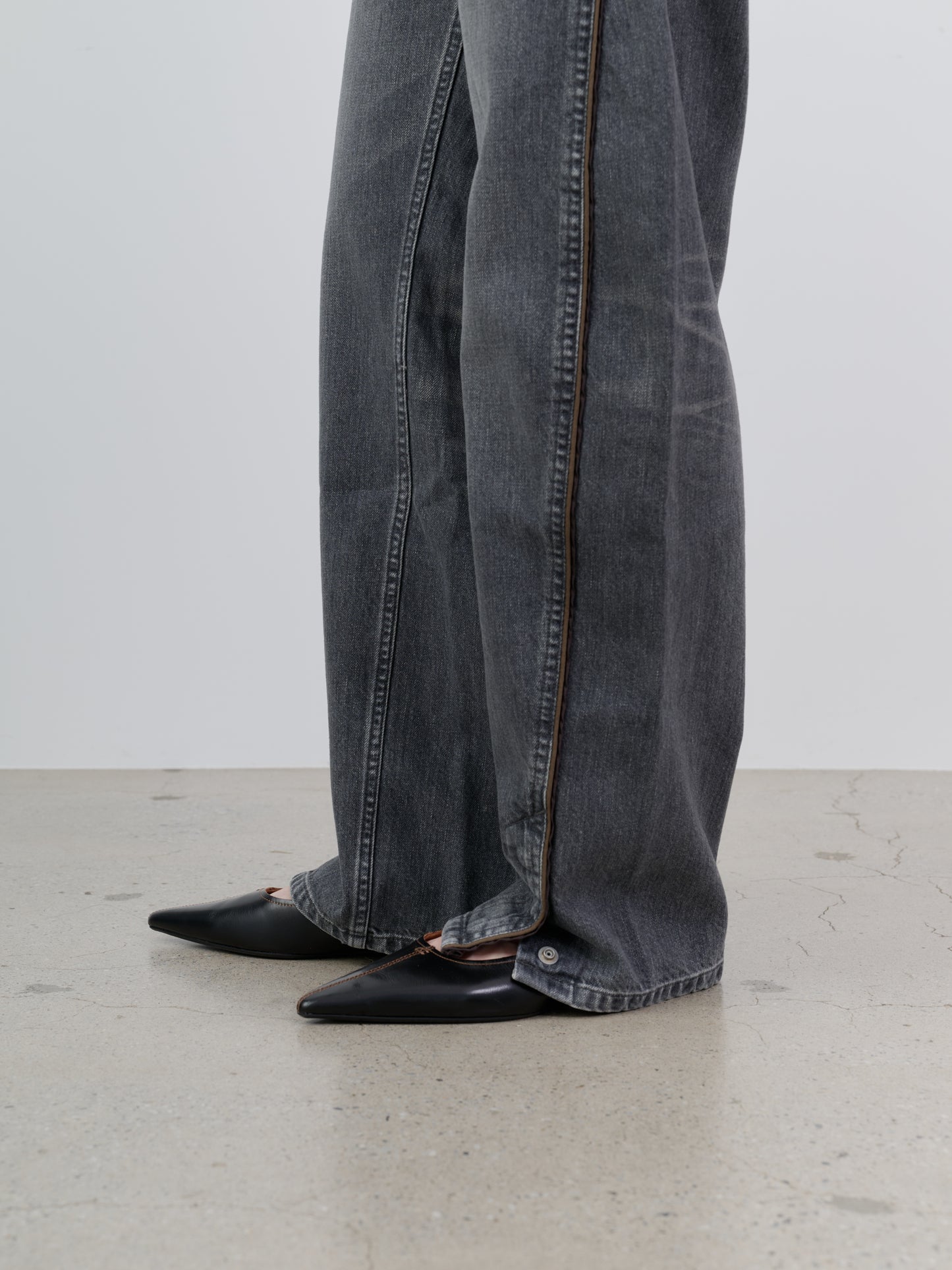 TWIST LINE WASHED STRAIGHT DENIM