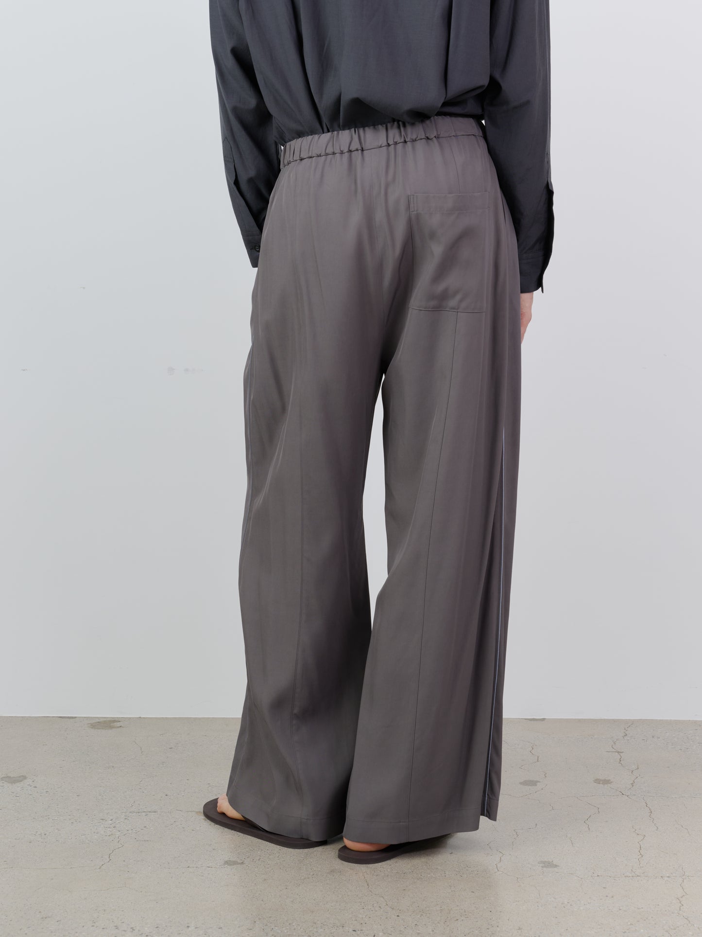 SILKY VISCOSE 2-TUCK FLARE EASY PANTS
