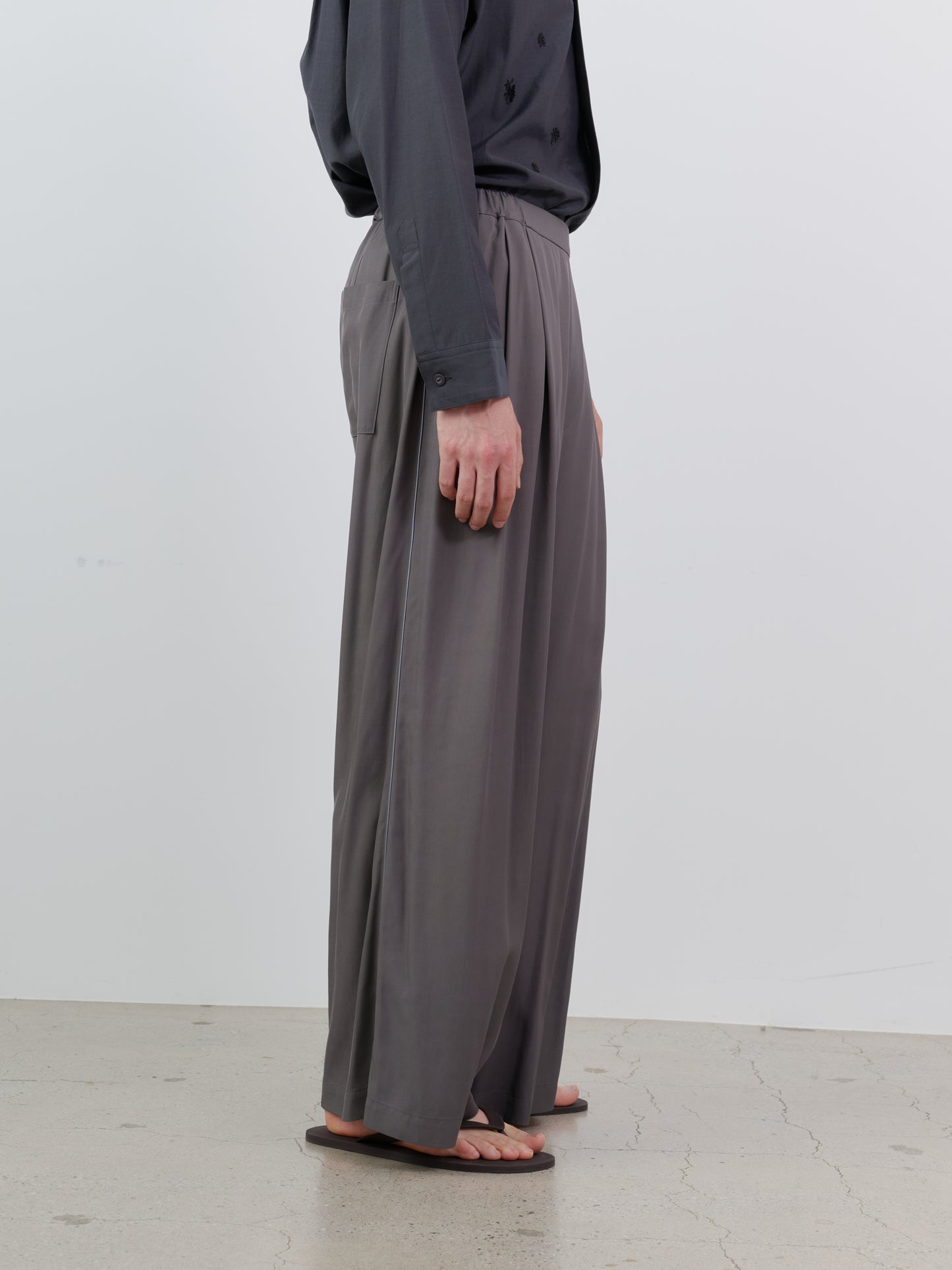 SILKY VISCOSE 2-TUCK FLARE EASY PANTS