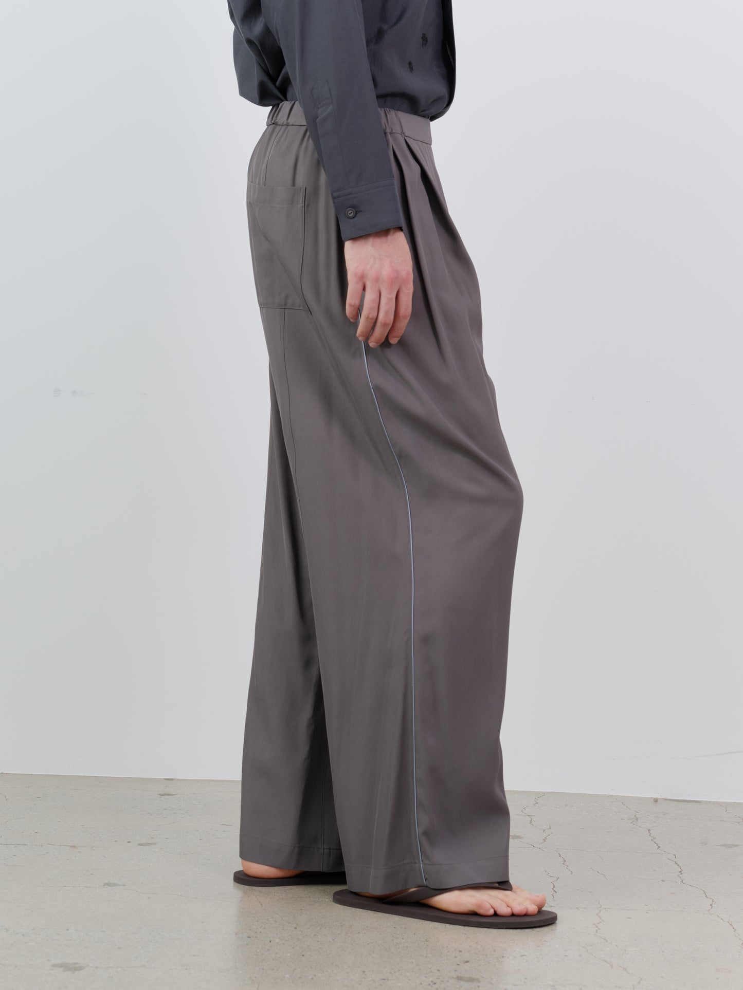SILKY VISCOSE 2-TUCK FLARE EASY PANTS