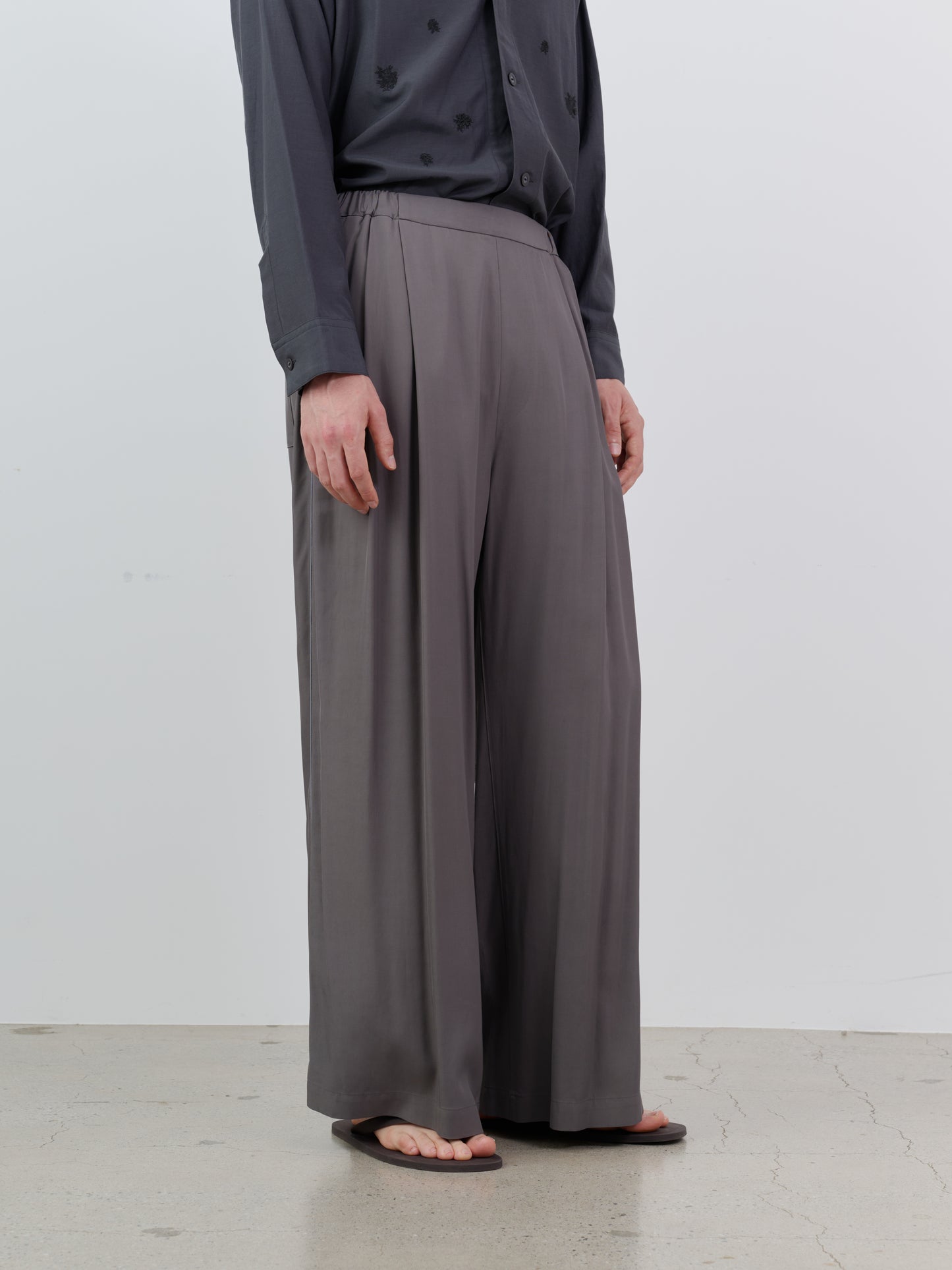 SILKY VISCOSE 2-TUCK FLARE EASY PANTS