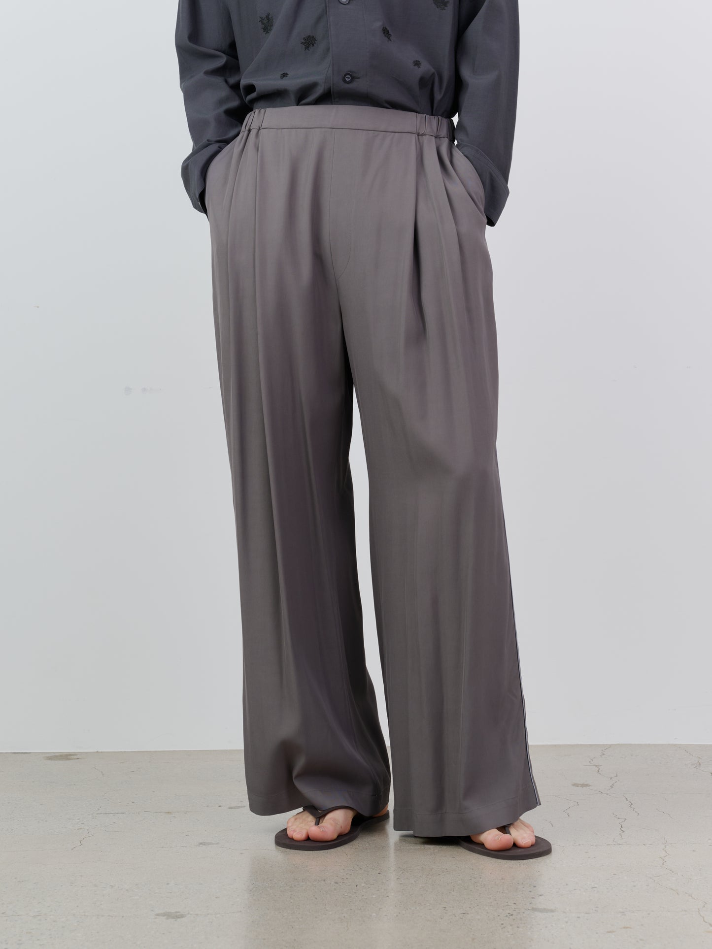SILKY VISCOSE 2-TUCK FLARE EASY PANTS