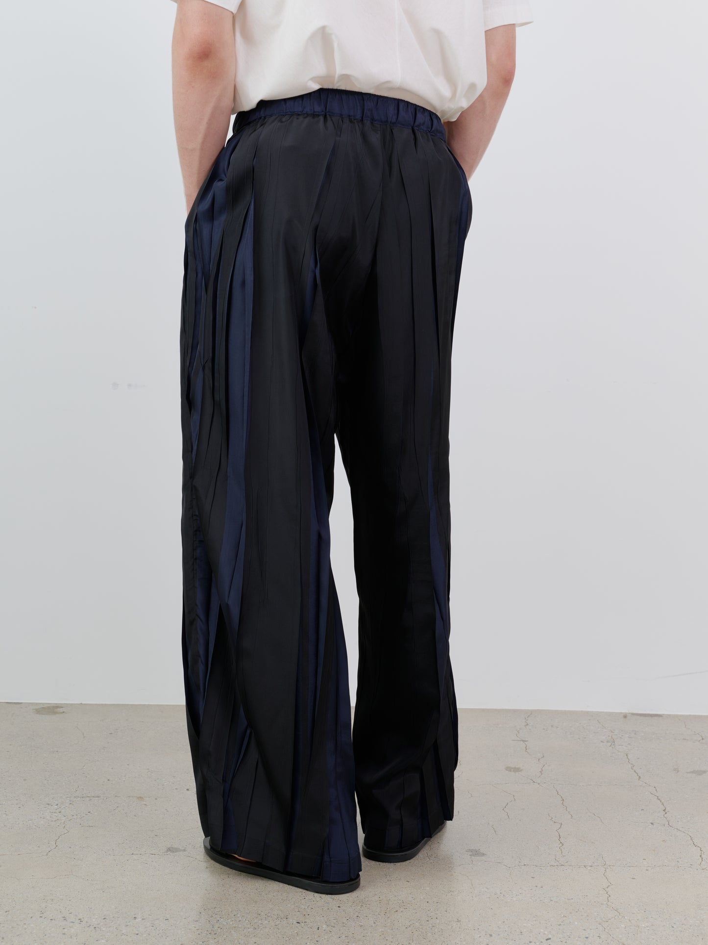 OVER PRINTED RANDOM PLEATS PANTS