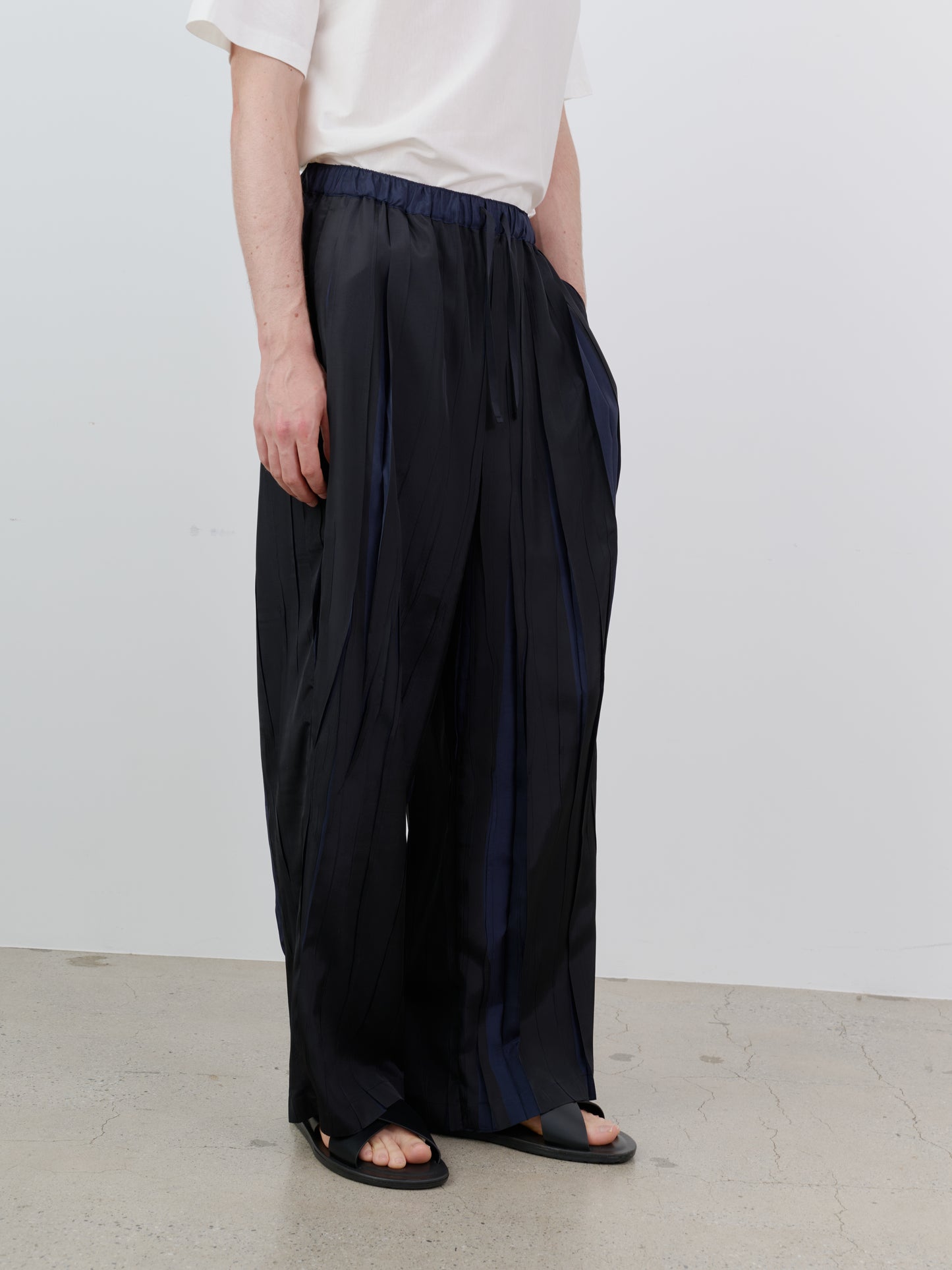 OVER PRINTED RANDOM PLEATS PANTS