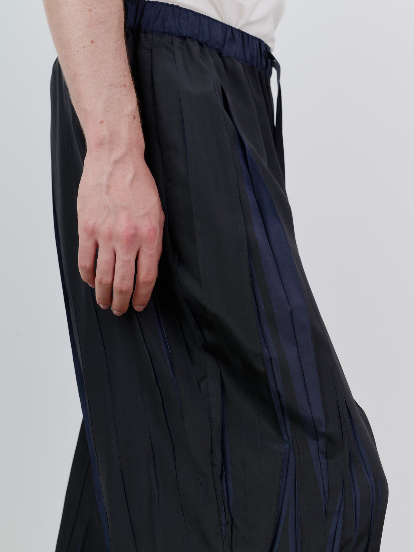 OVER PRINTED RANDOM PLEATS PANTS